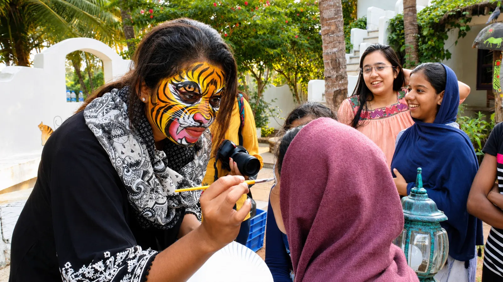Piliklu painting a girl